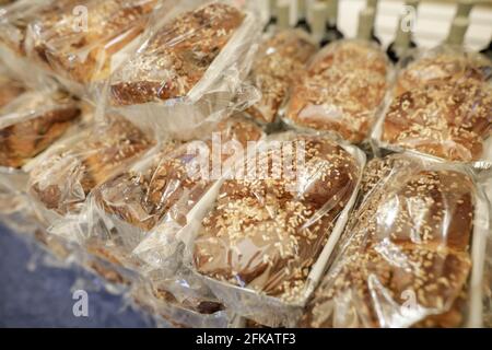 Bild mit geringer Schärfentiefe (selektiver Fokus) mit marmornen Roggenbroten (rumänischer Kuchen namens Cosonac) in verzehrfertigen Beuteln. Stockfoto