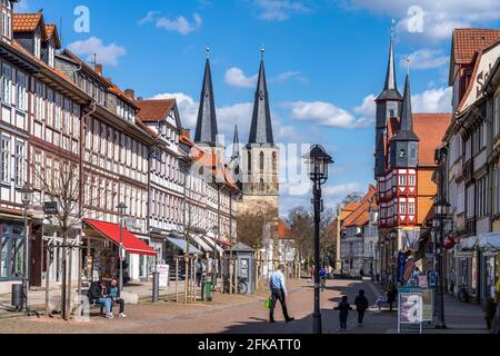 Marktstraße mit historischem Rathaus und Basilika St. Cyriakus in Duderstadt , Niedersachsen, Deutschland Stockfoto