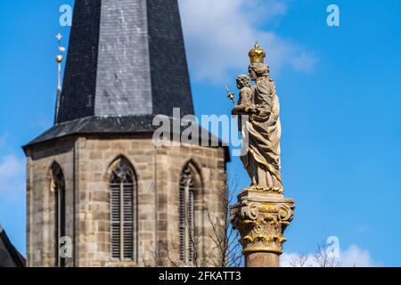 Mariensäule und Turm der Basilika St. Cyriakus in Duderstadt, Niedersachsen, Deutschland Stockfoto