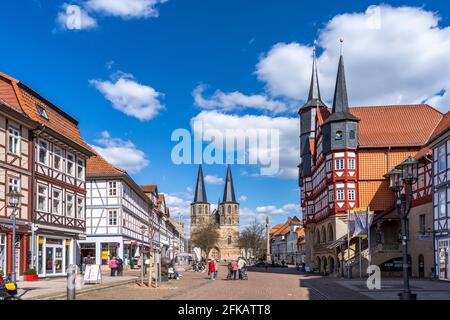 Marktstraße mit historischem Rathaus und Basilika St. Cyriakus in Duderstadt , Niedersachsen, Deutschland Stockfoto