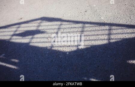 Die Sonne wirft einen Schatten auf den Asphalt Stockfoto