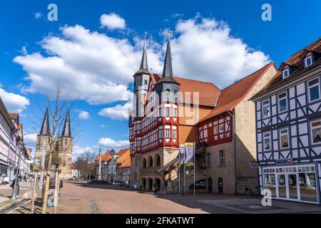 Marktstraße mit historischem Rathaus und Basilika St. Cyriakus in Duderstadt, Niedersachsen, Deutschland Stockfoto