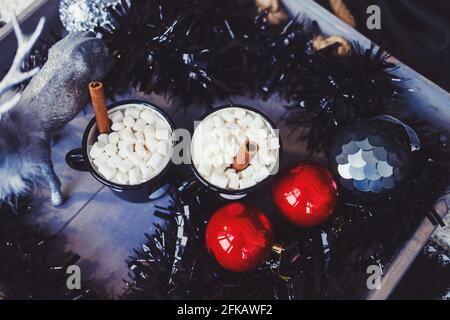 Zwei Becher Kakao mit Salmmil auf dem Weihnachtstisch Stockfoto