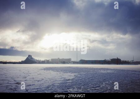 Die Daugava in der Dämmerung, Riga, Lettland Stockfoto