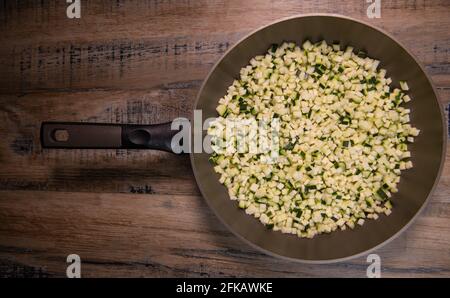 Gehackte rohe Zucchini, Nahaufnahme, gewürfelte Zucchini mazedonien Stockfoto