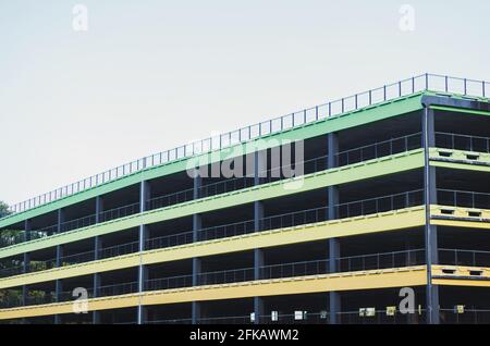 Stadtparkplätze auf mehreren Ebenen mit Plätzen für Autos Stockfoto