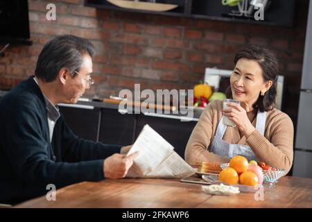 Ältere Paare genießen das Frühstück zu Hause Stockfoto