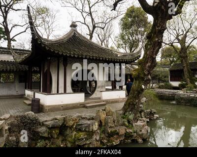 Suzhou, China - 23. März 2016: Pavillon im Humble Administrator's Garden, einem der berühmtesten klassischen Gärten von Suzhou Stockfoto