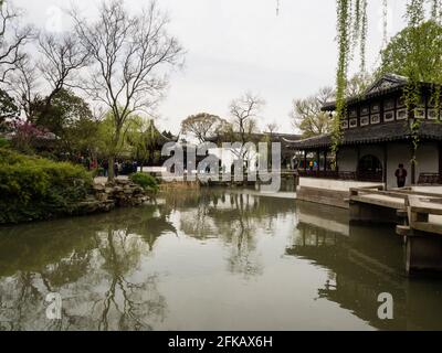 Suzhou, China - 23. März 2016: Frühling im bescheidenen Administratorgarten, einem der berühmtesten klassischen Gärten von Suzhou Stockfoto