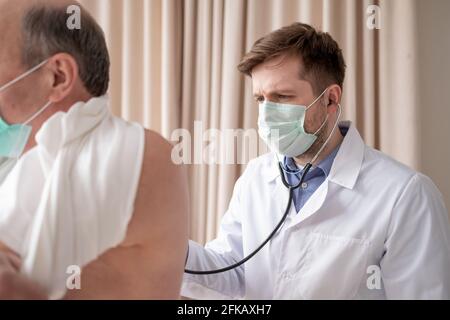 Leitender kaukasischer Mann, der an Kehlkopfschmerzen leidet. Stockfoto