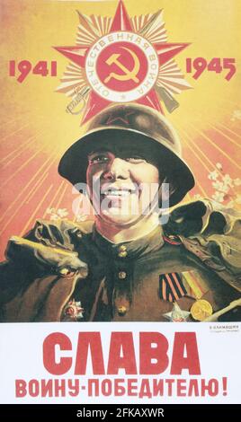 Sowjetisches Plakat 'Ruhm dem siegreichen Krieger 1941-1945!' Gedruckt in den 1940er Jahren. Stockfoto
