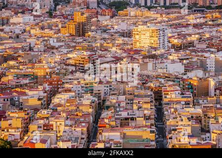 Sehr dicht besiedelte Stadt in Spanien bei Sonnenuntergang. Warme Töne. High-Angle-Ansicht. Alicante, Spanien. Stockfoto