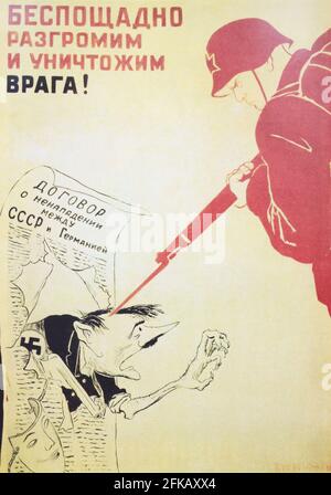 Sowjetisches Plakat Wir werden den Feind gnadenlos vernichten und zerstören! Gedruckt im Jahre 1941. Stockfoto