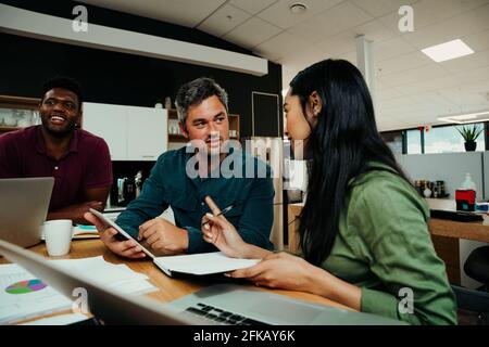 Geschäftsfrau korrigiert Kollegen beim Brainstorming Ideen für neues Projekt Stockfoto