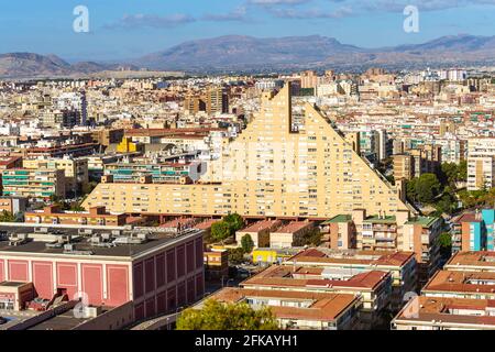 Alicante, Spanien. 21. November 2020. Ungewöhnliches Gebäude in Alicante, bekannt als La Piramide, das 1981 an sonnigen Tagen erbaut wurde. Architekt Alfonso Navarro Guzmán. Stockfoto