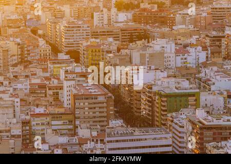 Luftaufnahme der überfüllten Stadt Alicante, Spanien. Vollformat abgedeckt. Urbanes Muster. Warme Töne. Stockfoto