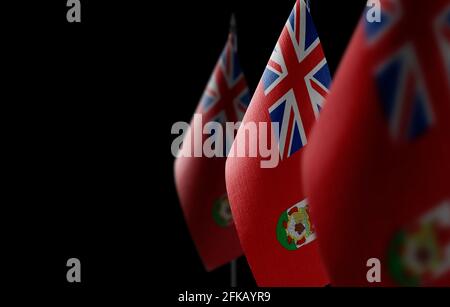 Kleine Nationalflaggen der Bermuda auf schwarzem Hintergrund Stockfoto