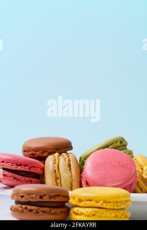 Französisch Dessert Macaron isoliert auf blauem Hintergrund. Moderne Macarons auf farbenfrohem Hintergrund. Stockfoto