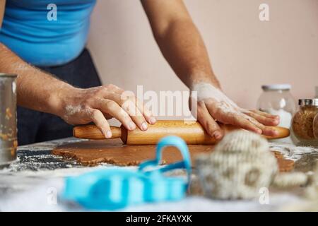 Die Hände des Mannes machen zu Hause Kekse. Hausgemachtes Backen. Quarantänekonzept. Stockfoto