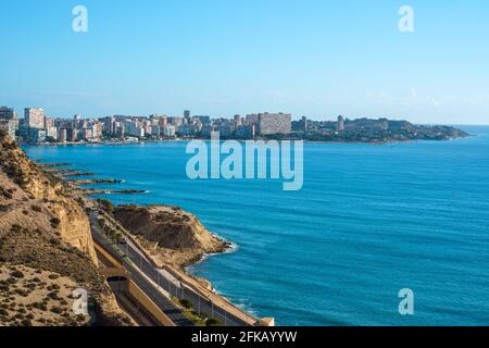 Blick auf den Stadtteil San Juan de Alicante von oben. Touristische Stadt an der Costa blanca. Mittelmeer. Region Valencia, Spanien Stockfoto