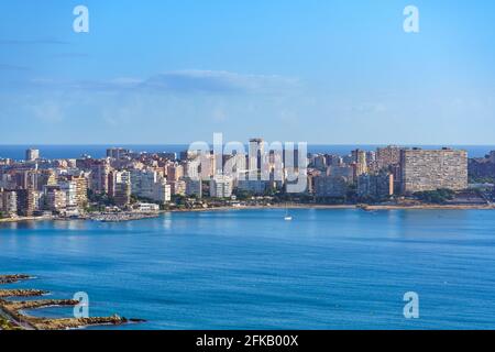 San Juan Alicante an einem sonnigen Tag. Ruhiges Meer, gutes Wetter, nicht überfüllt. Stadtbild. Costa Blanca, Spanien. Stockfoto