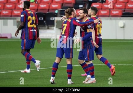 Barcelona, Spanien. April 2021. 29. April 2021, Barcelona, Katalonien, Spanien: Leo Messi und Antoine Griezmann feiern während der spanischen Liga Santander, einem Fußballspiel zwischen dem FC Barcelona und Granada CF, das im Camp Nou Stadium gespielt wurde. Foto JGS/Cordon Press Credit: CORDON PRESS/Alamy Live News Stockfoto