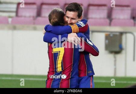 Barcelona, Spanien. April 2021. 29. April 2021, Barcelona, Katalonien, Spanien: Leo Messi und Antoine Griezmann feiern während der spanischen Liga Santander, einem Fußballspiel zwischen dem FC Barcelona und Granada CF, das im Camp Nou Stadium gespielt wurde. Foto JGS/Cordon Press Credit: CORDON PRESS/Alamy Live News Stockfoto