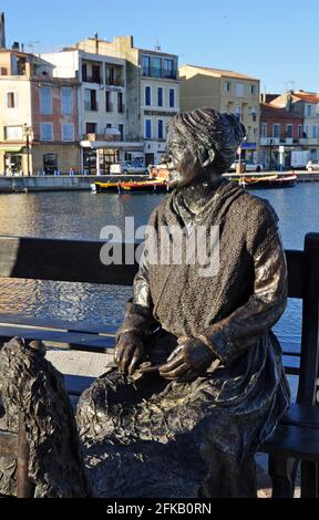 Statuen des Fischers und der Frau mit dem Netz in Martigues, das provenzalische Venedig genannt wird Stockfoto