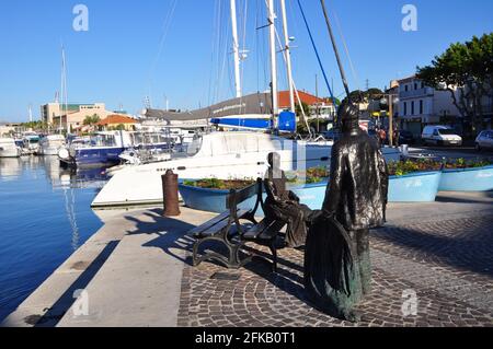 Statuen des Fischers und der Frau mit dem Netz in Martigues, das provenzalische Venedig genannt wird Stockfoto