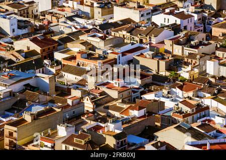 Chaotisches, dicht besiedeltes Stadtbild. Dachansicht von oben. Almenara, Provinz Castellon, Spanien Stockfoto