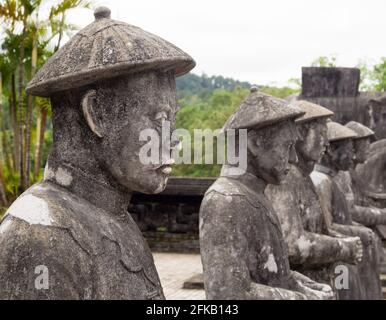 Hue, Vietnam - 12. März 2016: Steinstatuen auf dem Gelände des Khai Ding-Grabes, eines der Kaiserlichen Gräber von Hue Stockfoto