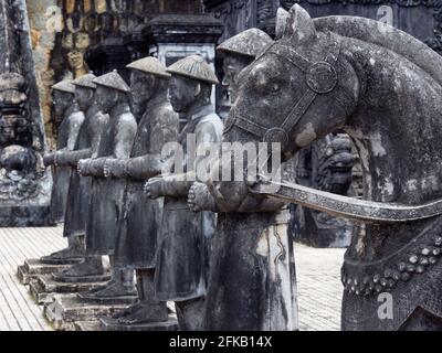Hue, Vietnam - 12. März 2016: Steinstatuen auf dem Gelände des Khai Ding-Grabes, eines der Kaiserlichen Gräber von Hue Stockfoto