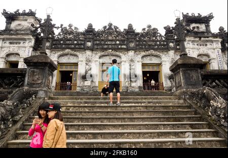 Hue, Vietnam - 12. März 2016: Touristen fotografieren auf dem Gelände des Khai Ding-Grabes, eines der Kaiserlichen Gräber von Hue Stockfoto