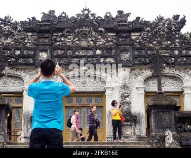 Hue, Vietnam - 12. März 2016: Touristen fotografieren auf dem Gelände des Khai Ding-Grabes, eines der Kaiserlichen Gräber von Hue Stockfoto