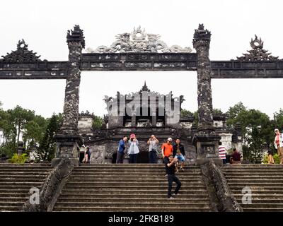 Hue, Vietnam - 12. März 2016: Touristen fotografieren am Eingang des Khai Ding-Grabes, eines der Kaiserlichen Gräber von Hue Stockfoto