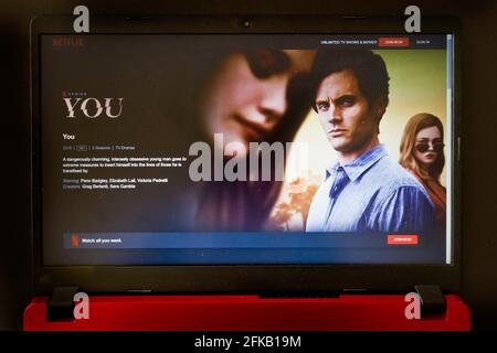 Laptop-Bildschirm mit Netflix tv-Serie You Stockfoto