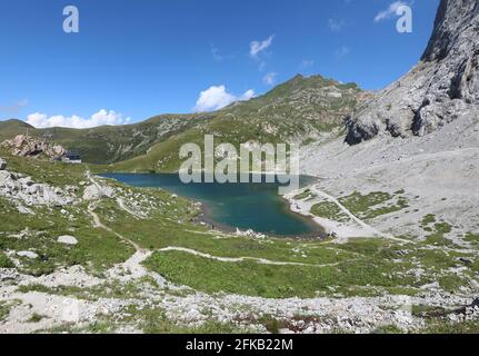 Herrlicher Alpensee namens LAGO VOLAIA an der Grenze dazwischen Italien und Österreich in der Region Friaul-Julisch Venetien Stockfoto