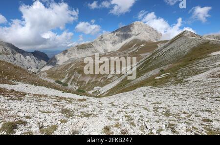 Bergpanorama mit den weiten Landschaften in der Region Abruzzen Im Zentrum Italiens ohne Menschen Stockfoto