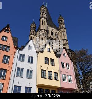 Kleine bunte Häuser vor der Kirche des Großen Martin in der kölner Altstadt Stockfoto