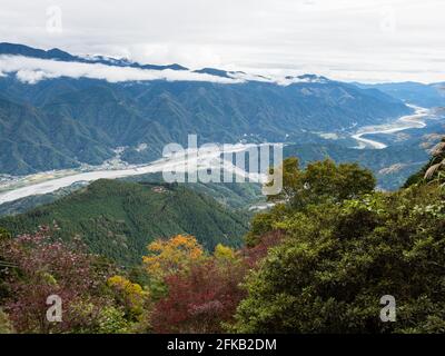 Panoramablick auf das Fuji-Flusstal vom Gipfel des Mount Minobu - Präfektur Yamanashi, Japan Stockfoto