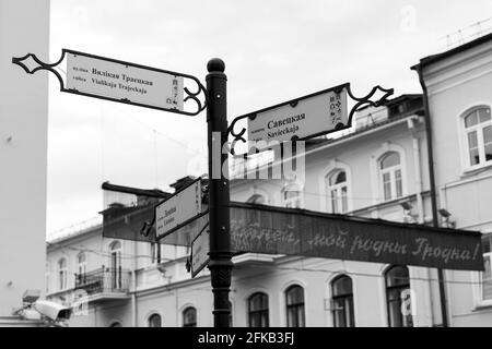 Grodno, Weißrussland - 2. September 2017: Wegweiser in Grodno in schwarz-weiß Stockfoto