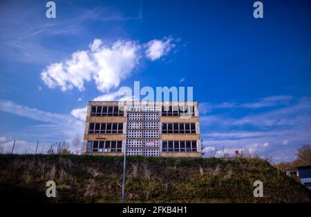 PRODUKTION - 28. April 2021, Mecklenburg-Vorpommern, Straßburg: Eine neue Schule im Stadtzentrum, die seit Jahrzehnten leer und baufällig ist. An der Ostgrenze zwischen Mecklenburg-Vorpommern und Brandenburg steht der wirtschaftliche Aufschwung noch lange bevor. Die Arbeitslosenquote im Landkreis Vorpommern-Greifswald liegt bei fast zehn Prozent. Foto: Jens Büttner/dpa-Zentralbild/dpa Stockfoto