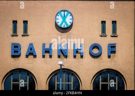 PRODUKTION - 28. April 2021, Mecklenburg-Vorpommern, Pasewalk: Die Uhr am Bahnhofsgebäude funktioniert nicht und bleibt hängen. An der Ostgrenze zwischen Mecklenburg-Vorpommern und Brandenburg hält der wirtschaftliche Aufschwung noch lange an. Die Arbeitslosenquote im Landkreis Vorpommern-Greifswald liegt bei fast zehn Prozent. Foto: Jens Büttner/dpa-Zentralbild/dpa Stockfoto