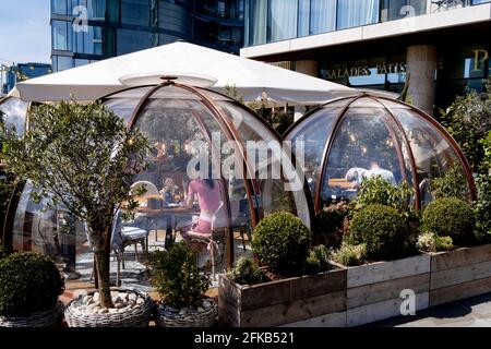 Da die Sperrbeschränkungen von Covid weiterhin lockern und unwesentliche Geschäfte wieder eröffnet werden, genießen die Gäste am 26. April 2021 in London, England, das Restaurant „Coppa Club“, das sich unterhalb von Luxusapartments in der Nähe des Tower of London befindet, im Freien. „Coppa Club“ gehört zur Restaurantkette der Strada, die sich auf italienische Küche spezialisiert hat. Stockfoto