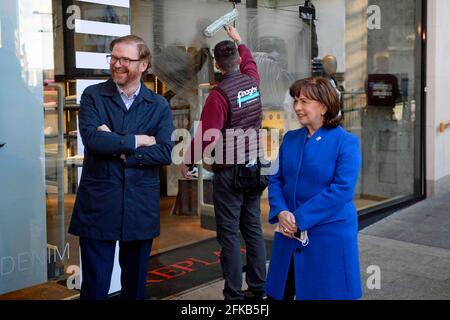 Wirtschaftsministerin Diane Dodds (rechts) und der Chef der Belfast Chamber Executive Simon Hamilton (links) bei einem Besuch des Victoria Square Shopping Centers in Belfast mit Wiedereröffnung von Geschäften und Gastfreundlichkeit im Freien in Nordirland, wo die Sperrbeschränkungen allmählich nachgelassen haben und die Regierung dies angekündigt hat Ein High Street Gutschein-Programm. Bilddatum: Freitag, 30. April 2021. Stockfoto