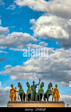 „Peace Riding in a Triumphwagen“ auf dem Arc de Triomphe du Carrousel, Paris Frankreich Stockfoto