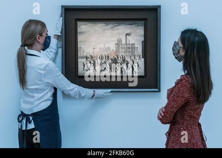 London, Großbritannien. April 2021. Sothebys Vorschau auf Going to the Match von LS Lowry, erstmals seit einem halben Jahrhundert auf View. Die Arbeit zeigt Menschenmengen, die sich 1928 für ein Rugby-Spiel versammelten. Es wird sein Auktionsdebüt in Sotheby's London in diesem Sommer mit einer Schätzung von £2-3 Millionen geben. Kredit: Guy Bell/Alamy Live Nachrichten Stockfoto