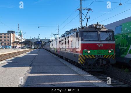 Helsinki, Finnland - 18 2019. Juni: Ein Zug der VR Group am Bahnhof von Helsinki. Stockfoto