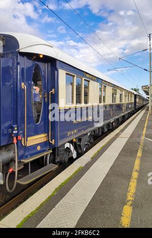 Chantilly, Frankreich - September 22 2019: Der Venice Simplon-Orient-Express, kurz VSOE, ist ein privater Luxuszug von London nach Venedig und anderen E-Bahnverbindungen Stockfoto