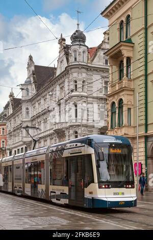 Graz, Österreich - Mai 28 2019: Straßenbahn der Linie 5 in der Innenstadt unweit des Grazer Rathauses. Stockfoto